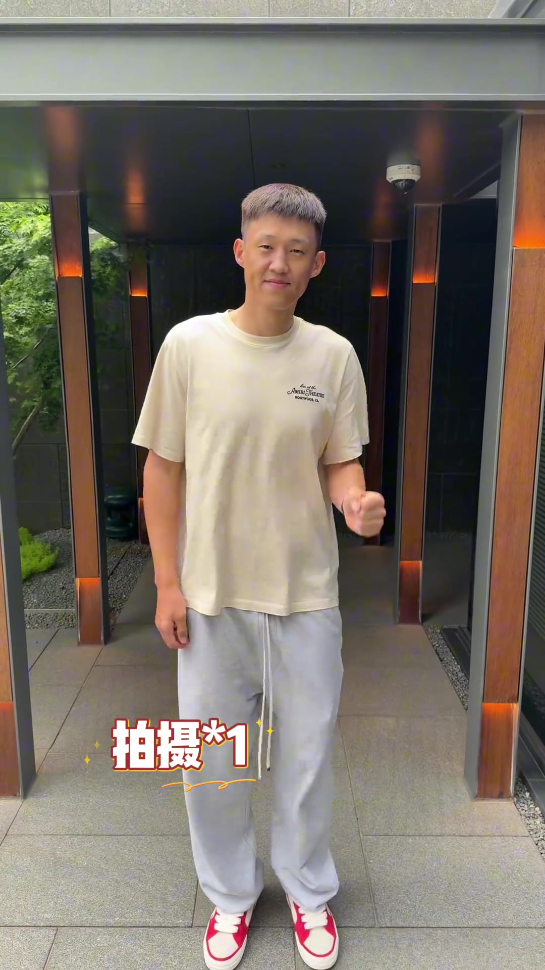 谈球吧体育app官网周鹏晒日常视频：跺脚变装是这么拍的吗？正好记录在上海的行程