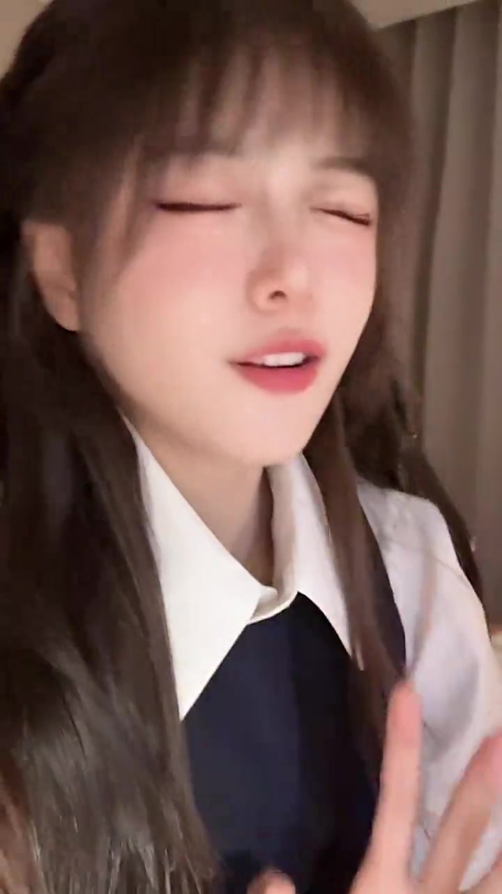 谈球吧(中国)官方网站LPL美女主持人骆歆清唱《跳楼机》：眼睛总是酸胀怎么回事