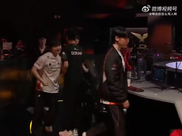 谈球吧(中国)官方网站前队友只能鼓励你了😆Delight Viper Zeka Peanut赛后拍了Doran